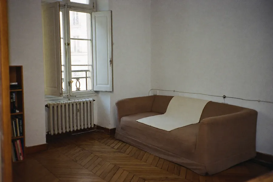 Appartement ancien à parquet et volets, dans un immeuble niçois