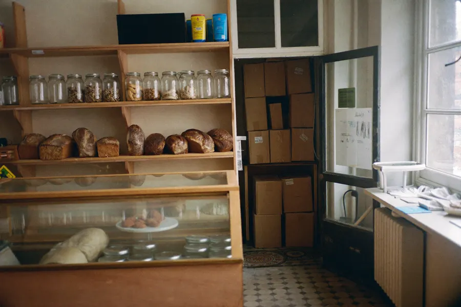 Boulangerie épicerie de quartier avec étagères et réserve