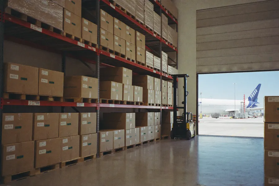 Entrepôt logistique avec racks de palettes et porte sectionnelle