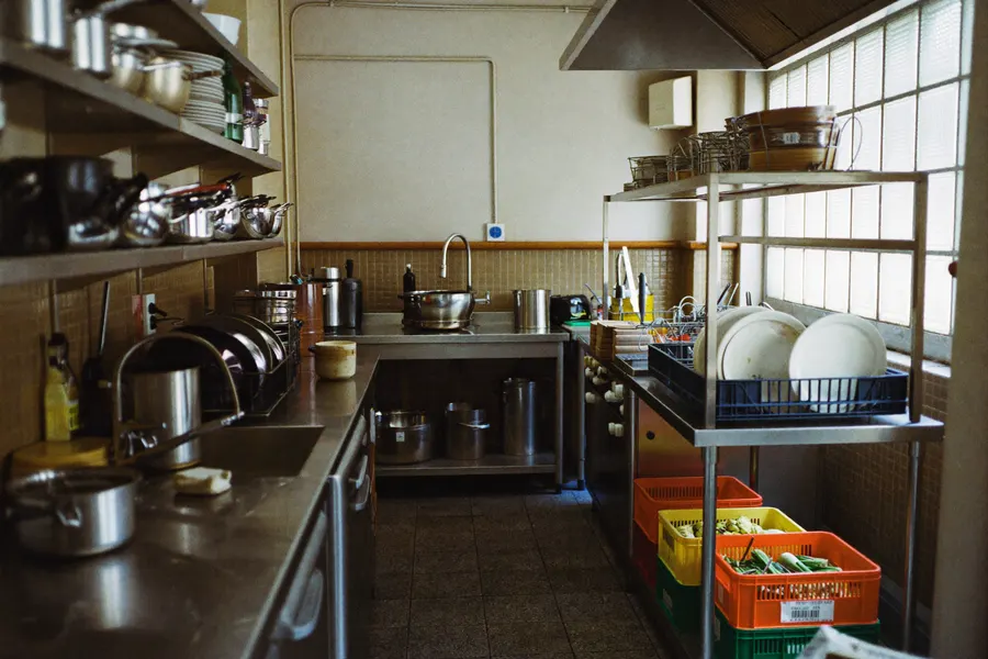 Cuisine professionnelle de restaurant, plans de travail en inox
